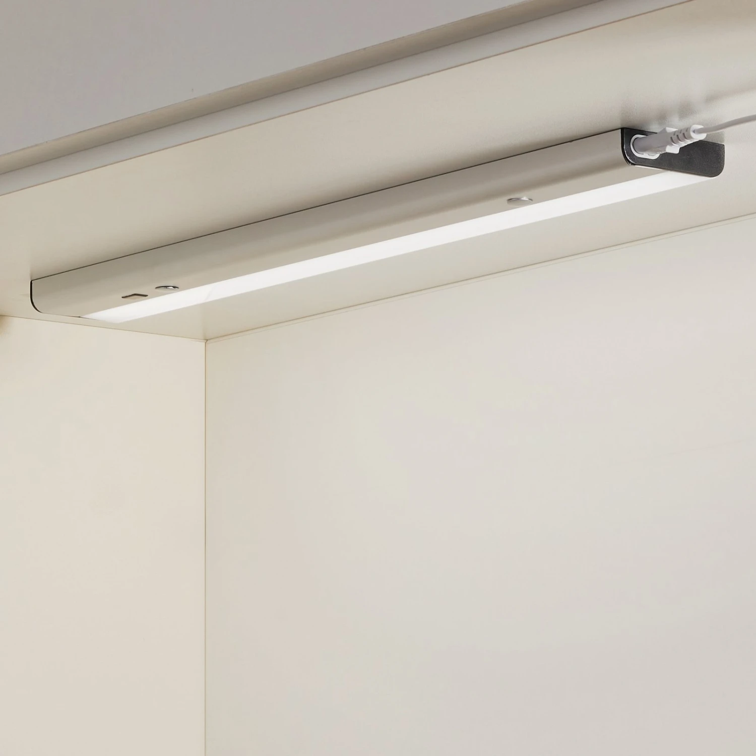 LEDVANCE Linear Flat Unterbaulampe 4.000K Sensor 3 LEDVANCE Linear Flat Unterbaulampe 4.000K Sensor